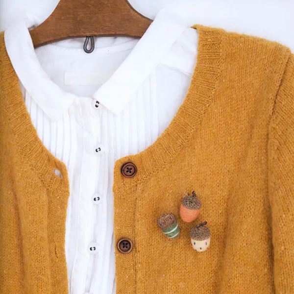 カーディガンに付けたどんぐりの羊毛フェルトブローチ