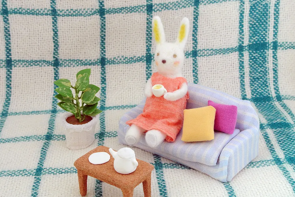 うさぎがお茶を飲んでいる羊毛フェルトの立体イラスト