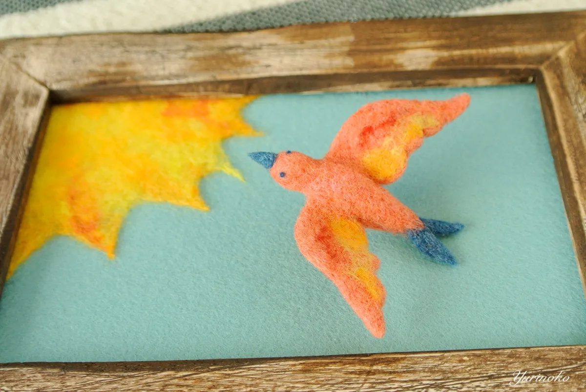 羊毛フェルトで出来た鳥と太陽の立体イラスト