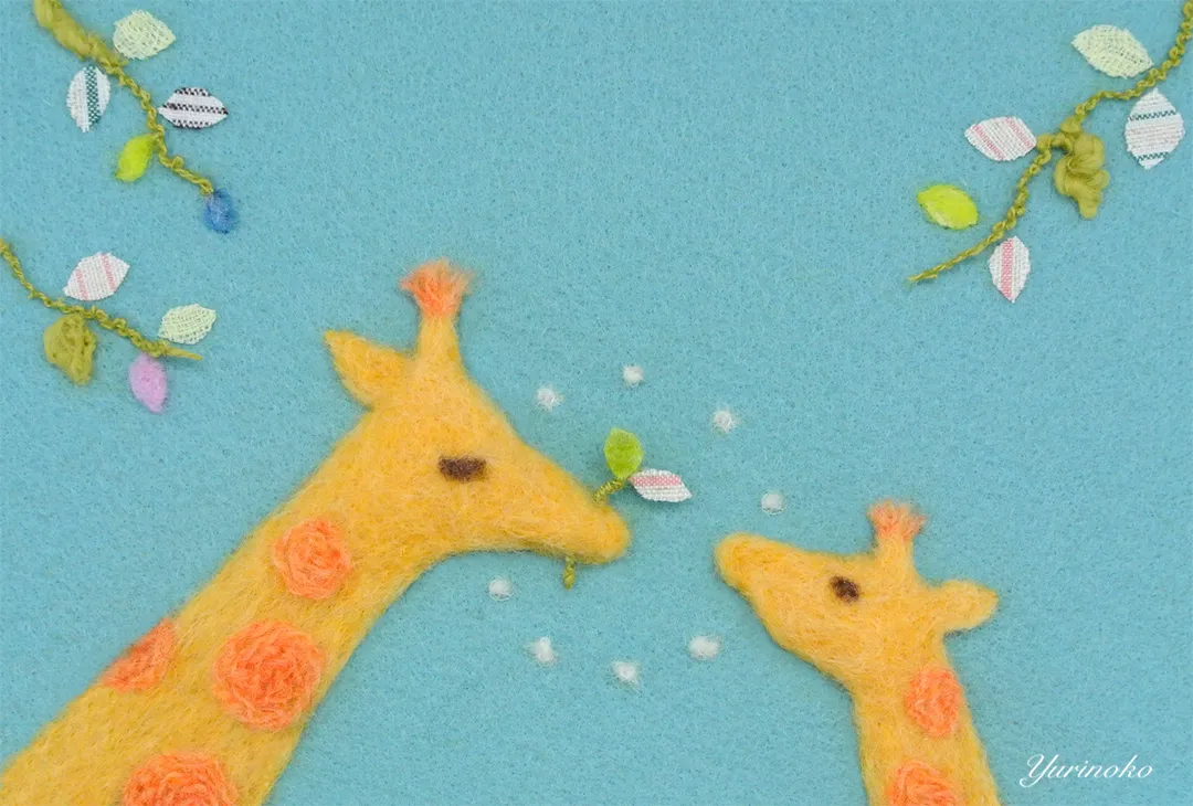 キリンの親子の羊毛フェルトの出産お祝いカード